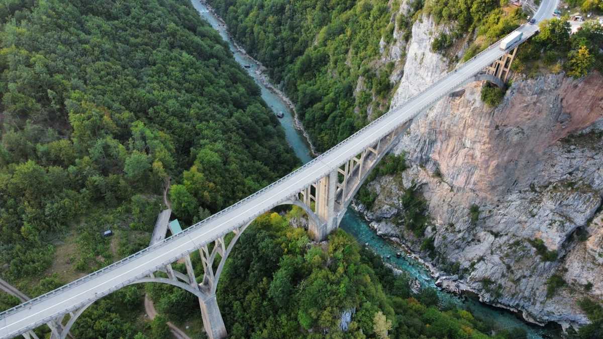 Каньон реки Тары мост Джурджевича в Черногории